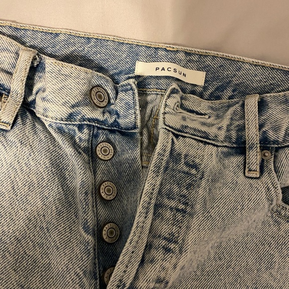 Light washed PacSun boyfriend jeans, size 25. Worn like twice. Perfect condition - Picture 3 of 5